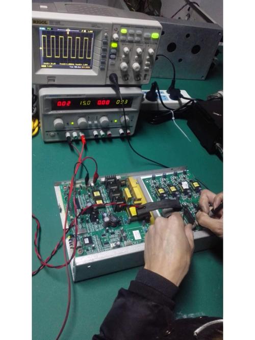 變頻器維修是電氣工程領域中的重要任務之一。隨著工業自動化的發展，變頻器作為控制電機轉速的關鍵設備，在生產過程中扮演著至關重要的角色。然而，由于使用不當、老化損壞或其他原因，變頻器可能會出現故障。為了提高變頻器維修的效率，下面將介紹一些解決常見問題的實用技巧。